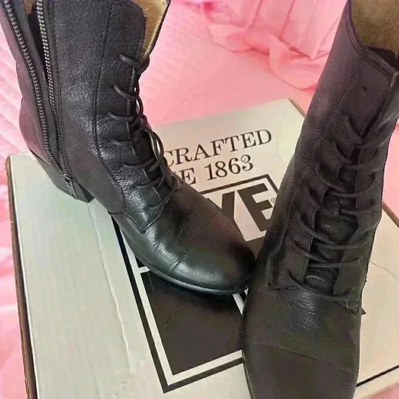 Frye Courtney Lace-Up Boots- size 7 - Picture 3 of 12